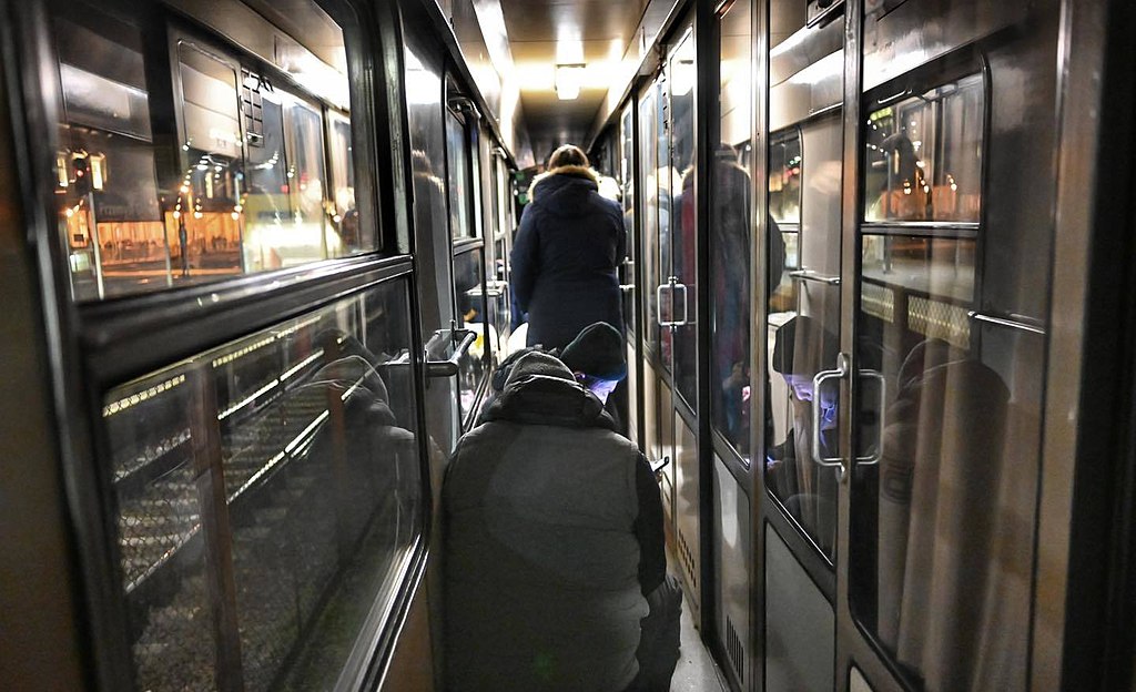 Refugiados en un tren (foto de Pakkin Leung)