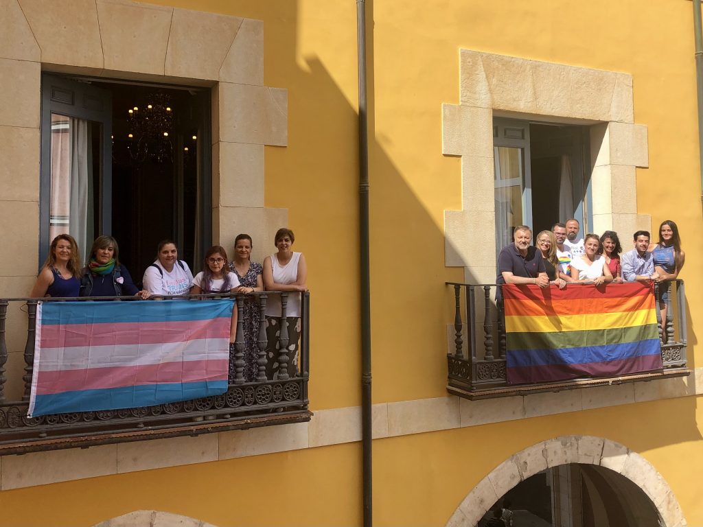 Colgadas lucirán arcoíris en el Día del Orgullo LGTBI