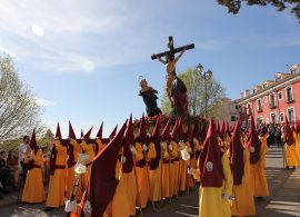 El tiempo acompañará a la bella y descarnada procesión En El Calvario