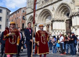 El pendón llega al Ayuntamiento de Cuenca un año más