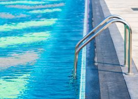Trasladado al hospital de Toledo un niño de tres años tras un desvanecimiento en la piscina de Tarancón