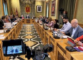 El Pleno aprueba dedicar espacios de Cuenca a los aparejadores, a los abogados de oficio y al Día del Pueblo Gitano