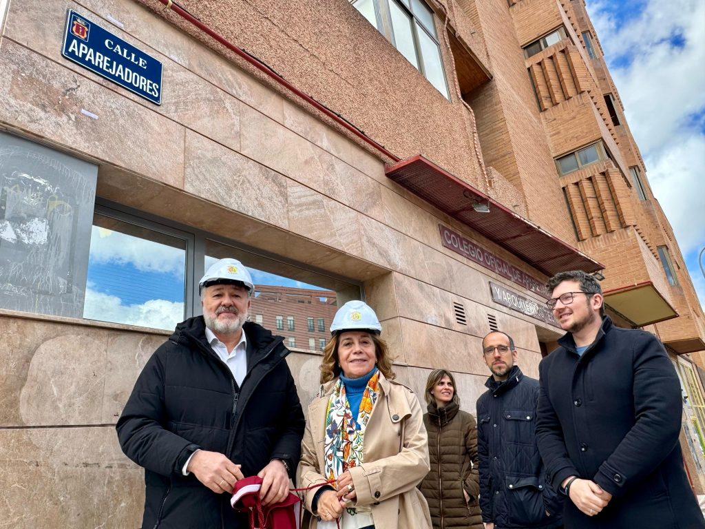 La calle Aparejadores ya luce la placa oficial con su nombre