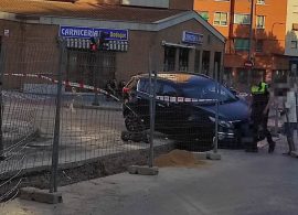 Un coche queda atrapado en una zanja de obra en Hermanos Becerril