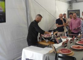 Conferencias, cortadores de jamón, catas y showcooking cierran este domingo FERACAM