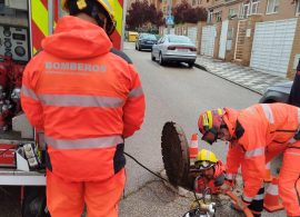 Bomberos achican agua en varias calles y garajes de la capital por la lluvia en Cuenca