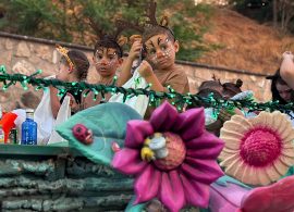 Bailes, imaginación y dulces en el desfile de carrozas de San Julián más participativo