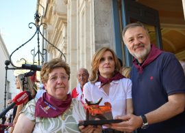 Emocionantes reconocimientos mateos en el balcón del Ayuntamiento
