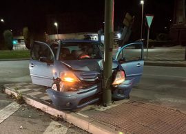 Un conductor colisiona contra un semáforo en la Avenida de San Julián