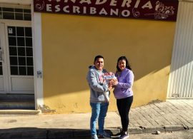 Lissandro, el primer niño nacido en Cuenca en 2026, llega con un pan debajo del brazo