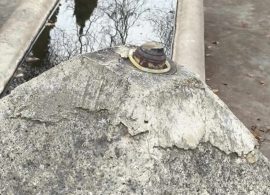 La vecindad de Collados, indignada tras el robo de la piña bicentenaria que coronaba la fuente del pueblo