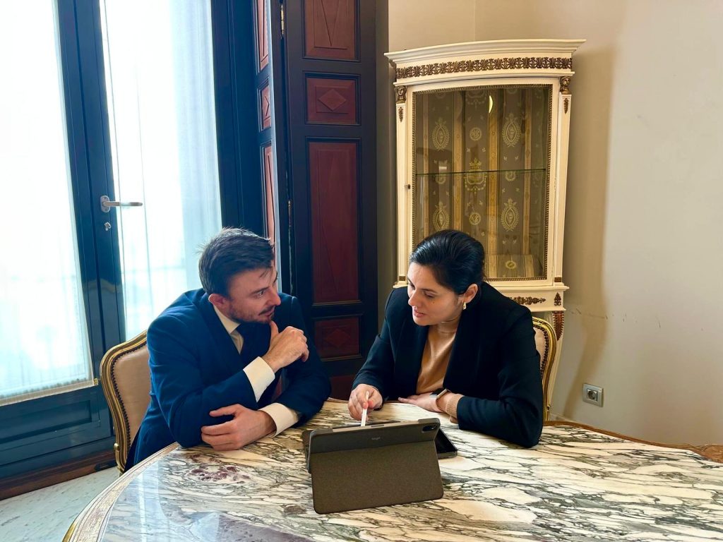 Los diputados del PP conquense sospechan que Pedro Sánchez vive “desconectado del día de día de los usuarios del tren”