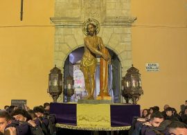 Una fiel multitud acompaña al 'Amarrao' en su Vía Crucis por las calles de San Antón