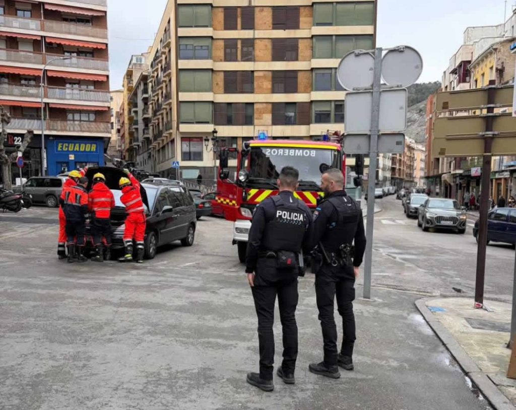 Bomberos de Cuenca intervienen por un incendio en un vehículo en la Plaza de la Constitución