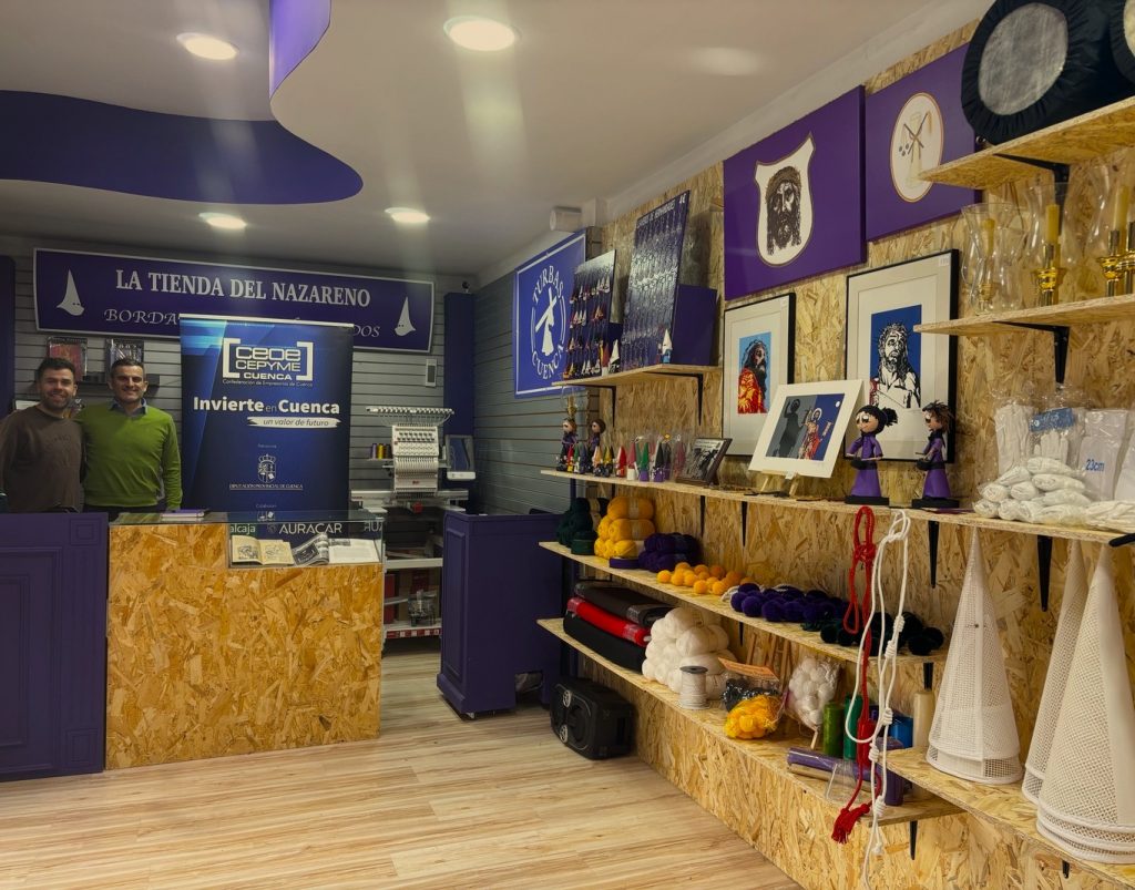 Los hermanos Calvo llevan sus 25 años de experiencia en productos de Semana Santa a la Tienda del Nazareno