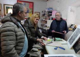 La FAP visita los talleres de los artistas conquenses para acercarse a su obra de una manera más cercana