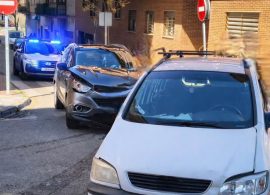 Tres personas heridas tras la colisión de dos vehículos en la calle Sebastián de Covarrubias