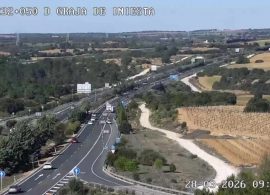 El conductor de un camión de paquetería sale ileso tras sufrir un accidente en la A-3 en Graja de Iniesta