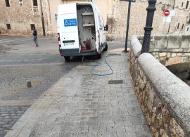 Baldeos en aceras y calzadas de la ciudad tras la Semana Santa de Cuenca