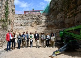 Las obras en la muralla junto al Arco de Bezudo incluyen la adecuación del foso y un nuevo espacio de esparcimiento