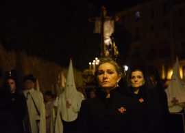 El Santo Entierro cierra un Viernes Santo de Cuenca que empezó ensordecedor y termina mudo