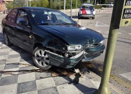 Un vehículo pierde el control y se lleva por delante varios bolardos en la glorieta del colegio Sagrada Familia