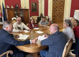 El alcalde recibe a la renovada directiva de la Asociación de Amigos del Carnaval de Cuenca