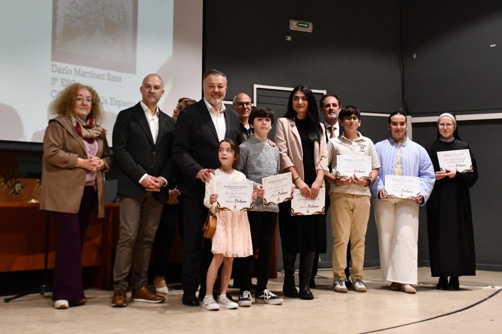 Los alumnos galardonados reciben sus Premios Locales de Educación de 2025 y 2026