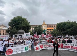 Multitudinaria protesta de las plataformas regionales Stop Biometano en Toledo contra el plan de la Junta