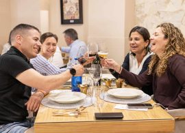 Mas de medio centenar de comensales disfrutan en el restaurante 5 Sentidos de otra cena con sabor a Cuenca