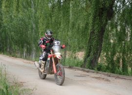 Tosha Schareina, el piloto oficial de Honda se adelanta en el ecuador de la Baja TT Cuenca