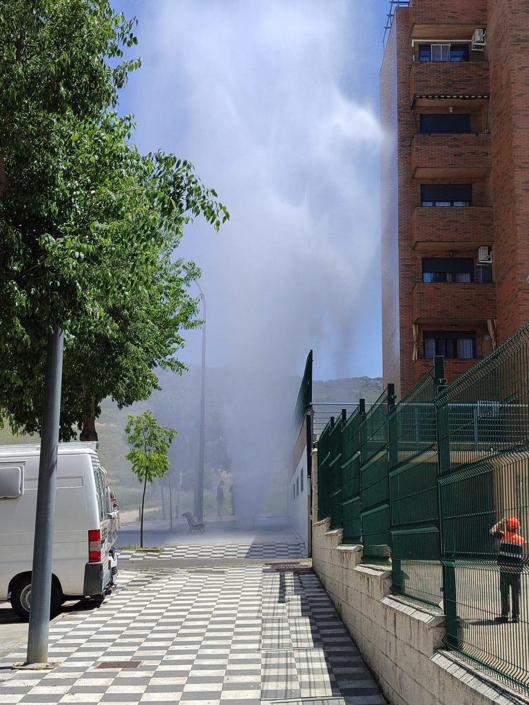 Intervención por una rotura de agua en la calle Francisco Suay