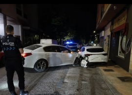 Un conductor pierde el control y choca contra tres vehículos aparcados en la calle Las Torres