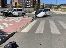 Dos conductores heridos tras una colisión en el cruce de las calles Magdalena de Santiago-Fuentes y Leonor de Plantagenet