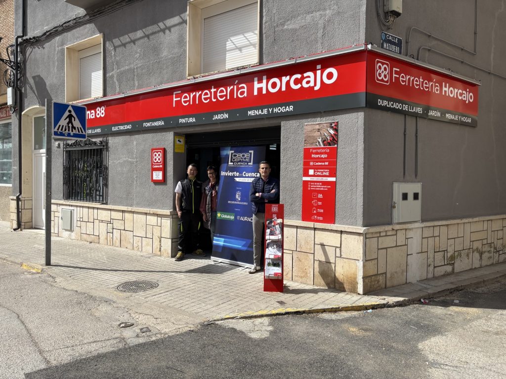 El empresario chino Alfonso abre la Ferretería Horcajo para dar servicio a la comarca