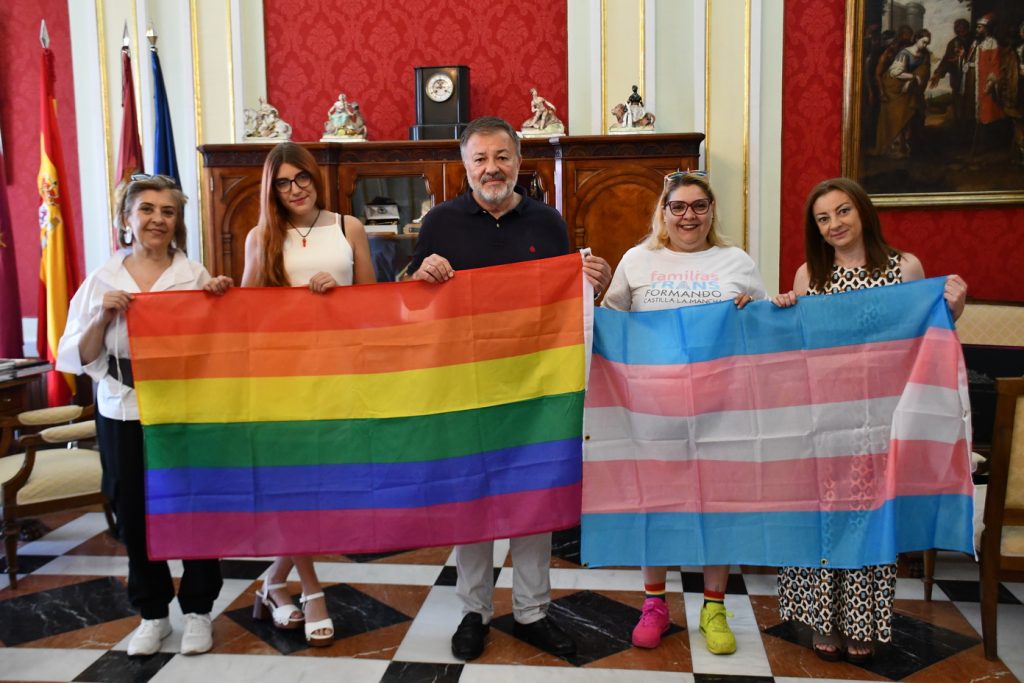 Las banderas arcoíris y trans, en el balcón del Ayuntamiento de Cuenca en honor al orgullo LGTBIQ+