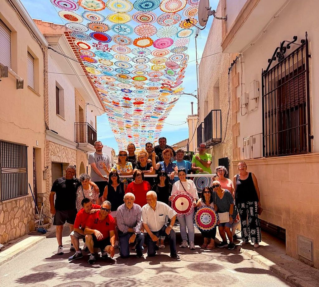 Huerta de la Obispalía vuelve a ornamentar su pueblo con mandalas de crochet