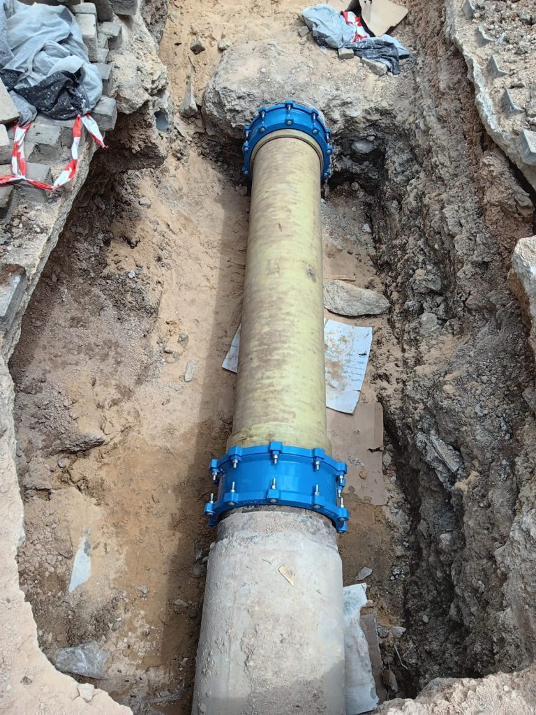 El servicio de Aguas repara la tubería de la Puerta de Valencia y el suministro ya fluye hasta el Cerro Molina