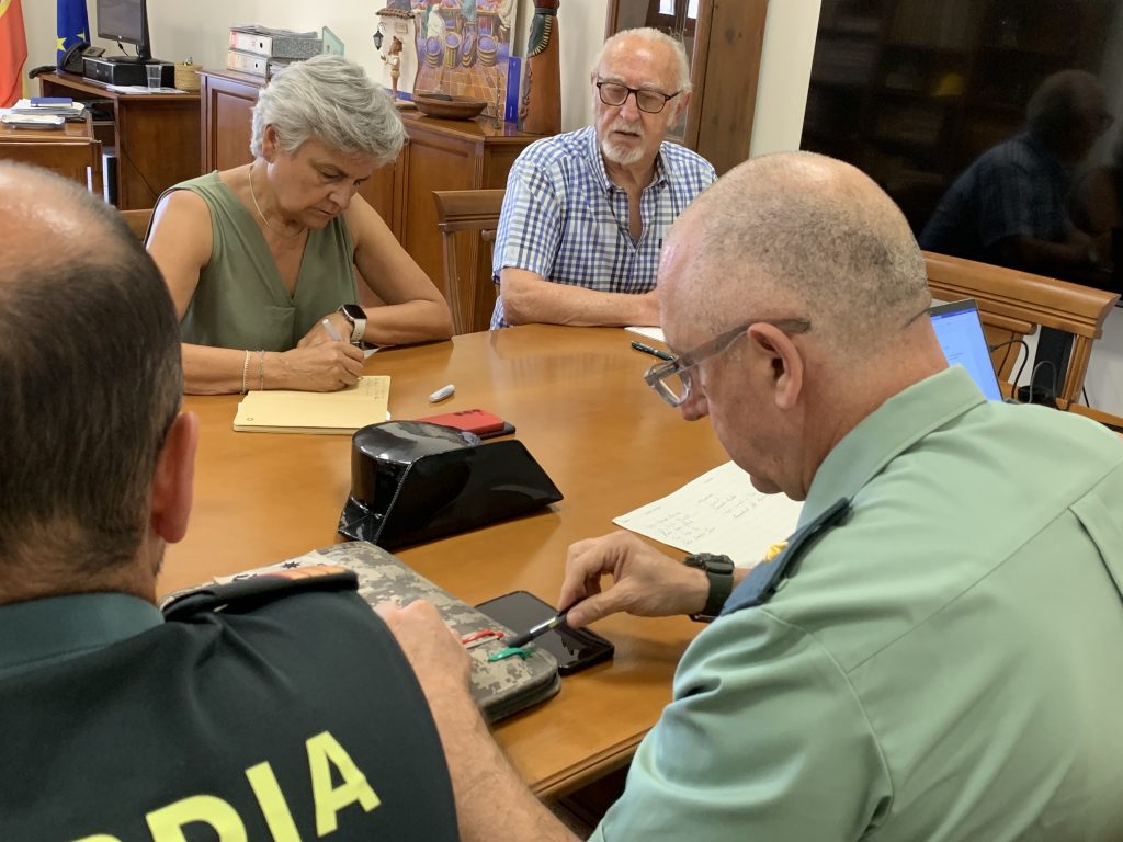 Reunión de la subdelegada del Gobierno y el alcalde de Sisante para abordar la seguridad en el municipio