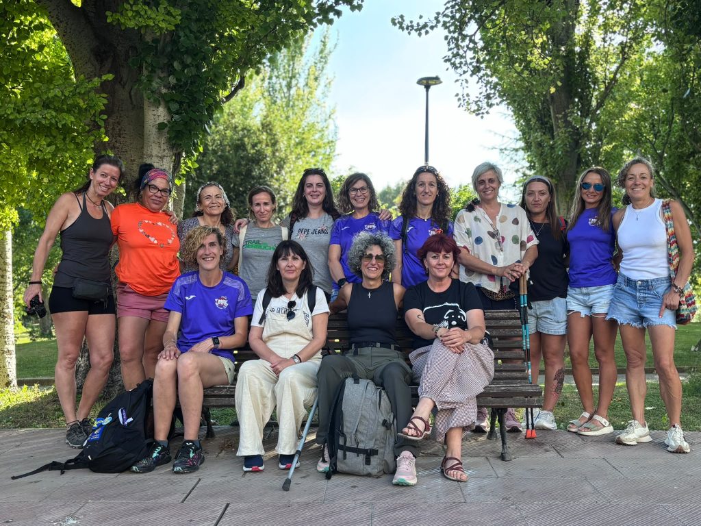 Mujeres de la región recorren la Serranía con una silla Joëlette en un reto senderista de igualdad e inclusión