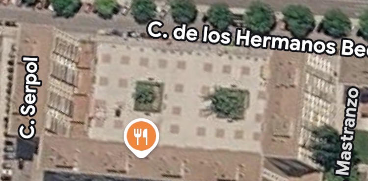 Bomberos desalojan un edificio de la Plaza de la U de Cuenca por un incendio en un cuadro eléctrico 