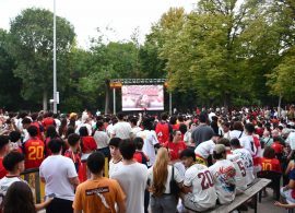 Pantalla gigante en el parque Santa Ana para ver la final del mundial entre España y Argentina