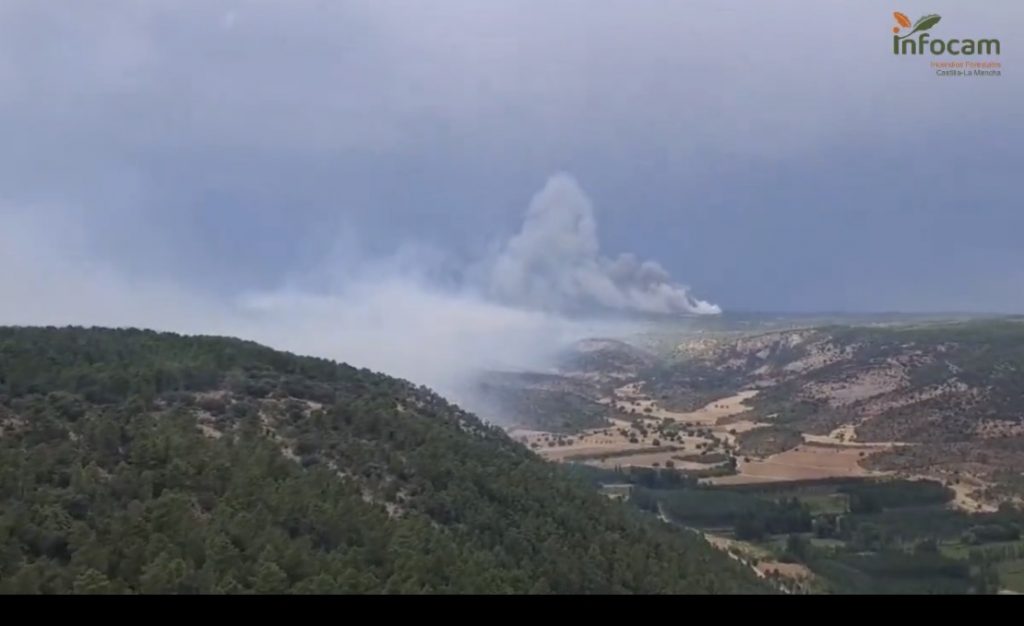 Desconfinada la localidad conquense de El Pozuelo tras mejorar la situación  operativa del incendio forestal de El Recuenco
