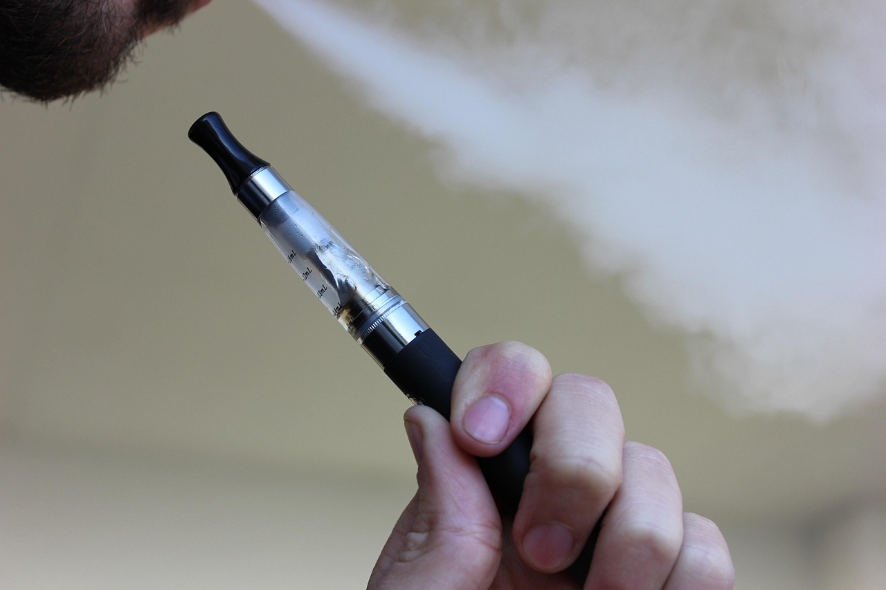 La  Guardia Civil interviene vapeadores ilegales y cigarrillos sueltos en varios estableciientos de Cuenca
