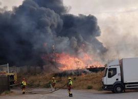 Controlado el incendio en la fábrica de MOBEC en el polígono Los Palancares