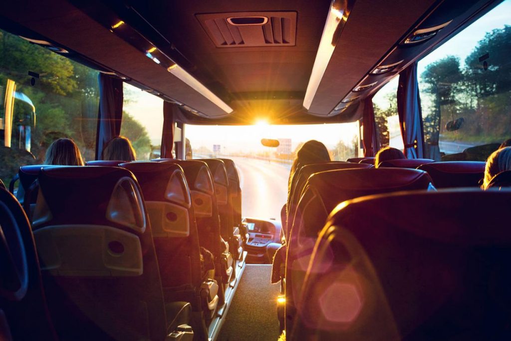 Más de cuatro horas entre transporte escolar y esperas: el día a día de tres menores de Poyatos que estudian en Cañamares