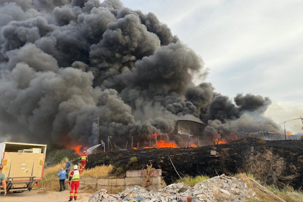 Extinguido oficialmente, 21 días después, el incendio en el Centro de Reciclaje MOBEC de Cuenca