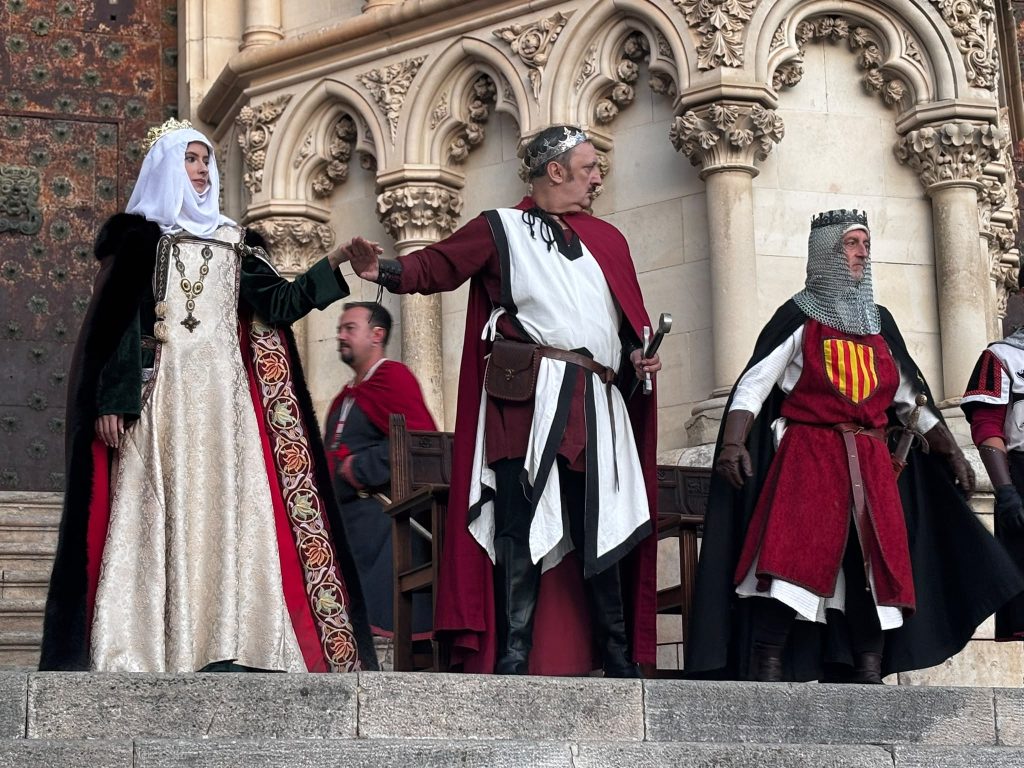 Una multitud de conquenses y visitantes asiste un año más a la conquista de la ciudad por las tropas de Alfonso VIII