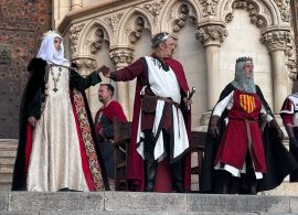 Una multitud de conquenses y visitantes asiste un año más a la conquista de la ciudad por las tropas de Alfonso VIII