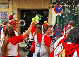 Las peñas calientan San Mateo desde el inicio con un desfile repleto de buen humor